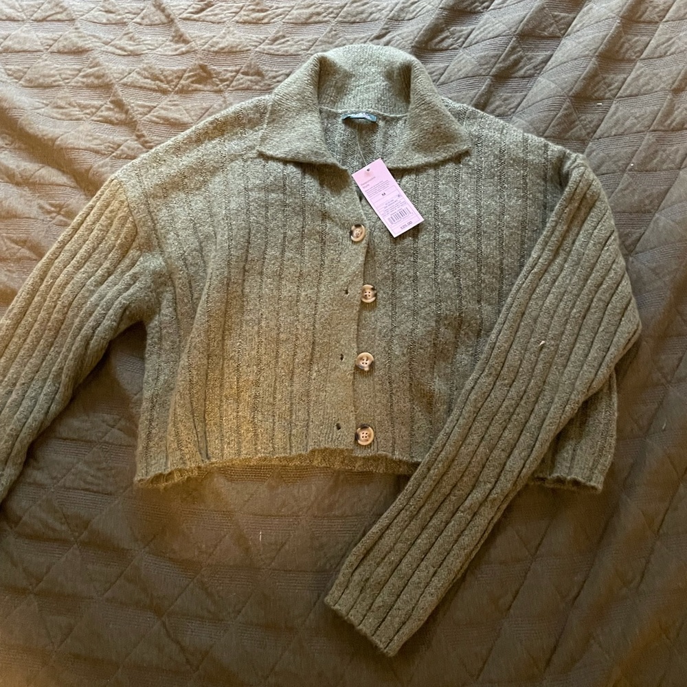 Green cropped button up long sleeve size medium